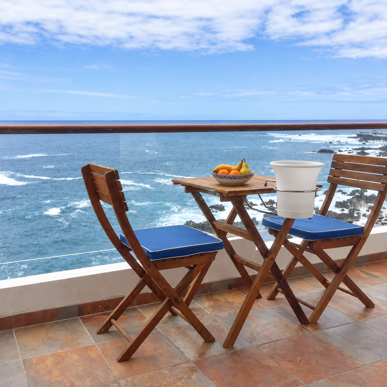 Una mesa sobre el mar.
